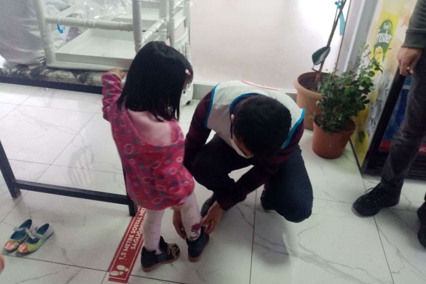 Yetimler Vakfı Aksaray'da onlarca yetim çocuğa bot ve mont yardımında bulundu Yetimler Vakfı Aksaray'da onlarca yetim çocuğa bot ve mont yardımında bulundu